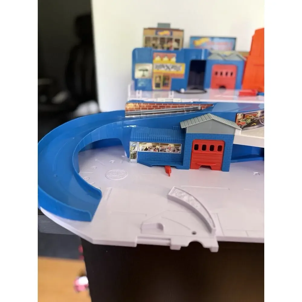 2015 Mattel Hot Wheels Stow and Go Folding Race Track Service Station DMW90